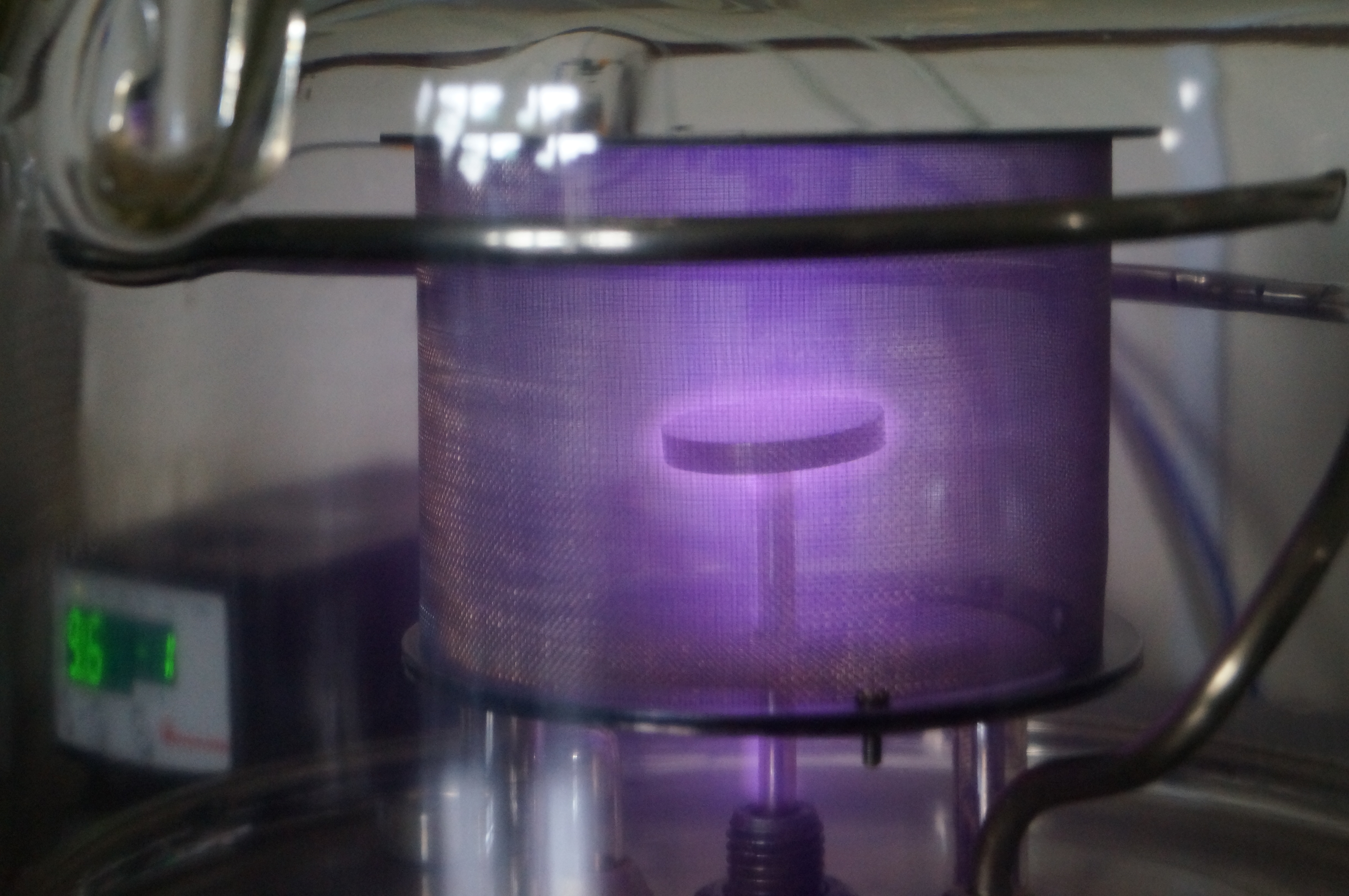 <p>Plasma gerado em reator de gaiola catódica</p>
