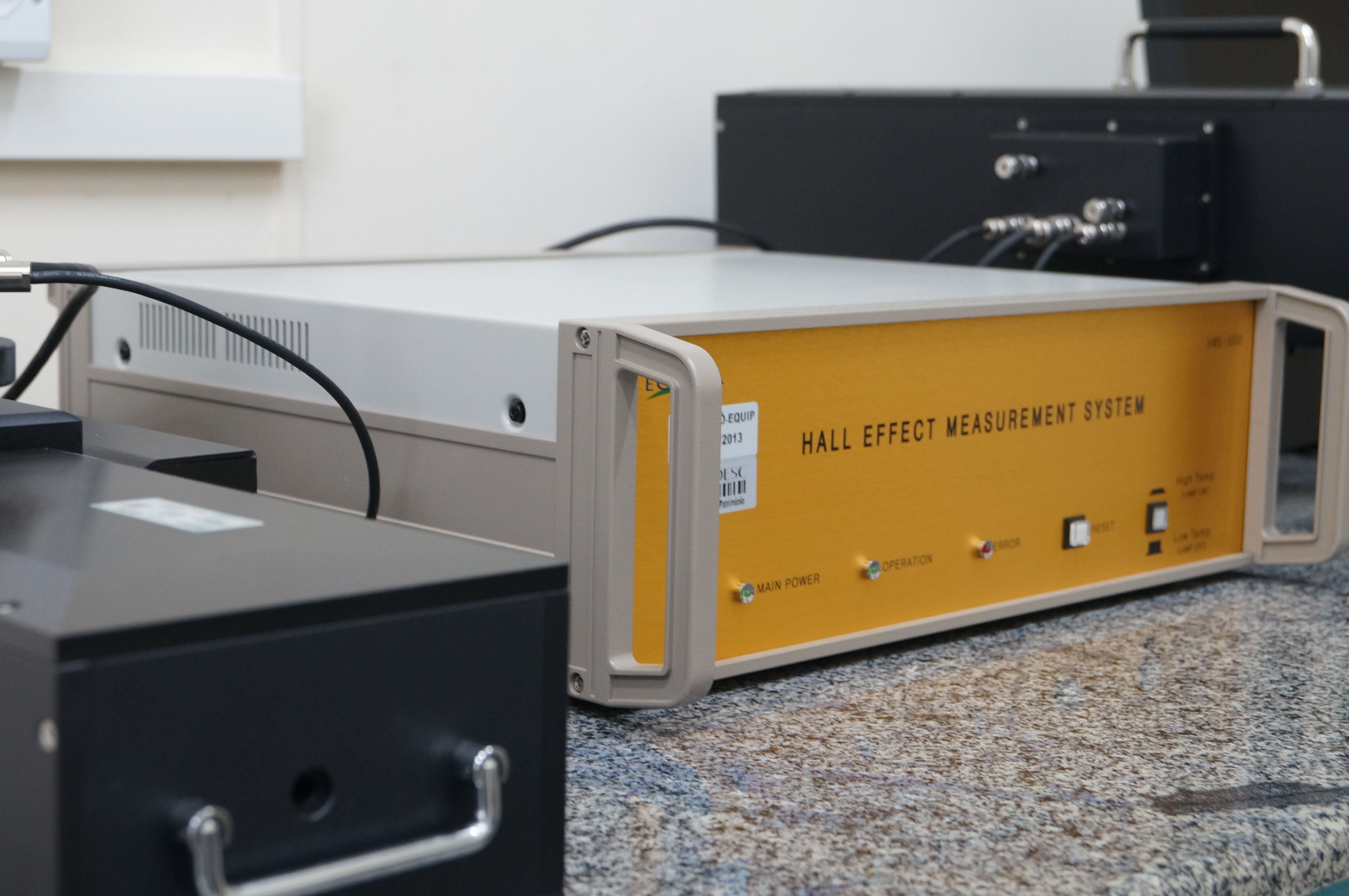 <p>Medidas de propriedades elétricas pelo método de van der Pauw</p>
