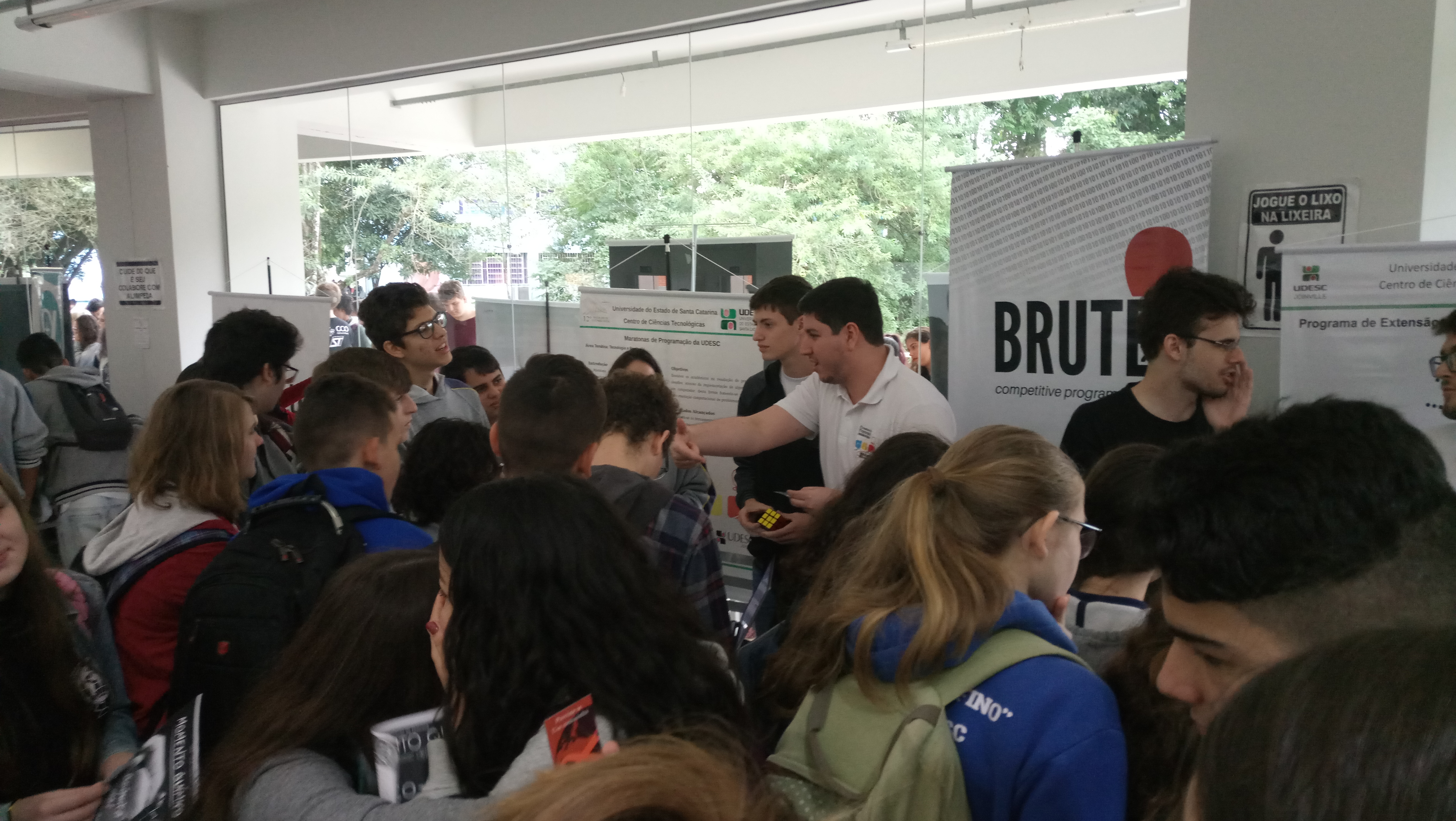 <p>Grupo da Maratona, grupo BRUTE e OBI no evento UDESC Portas Abertas</p>
