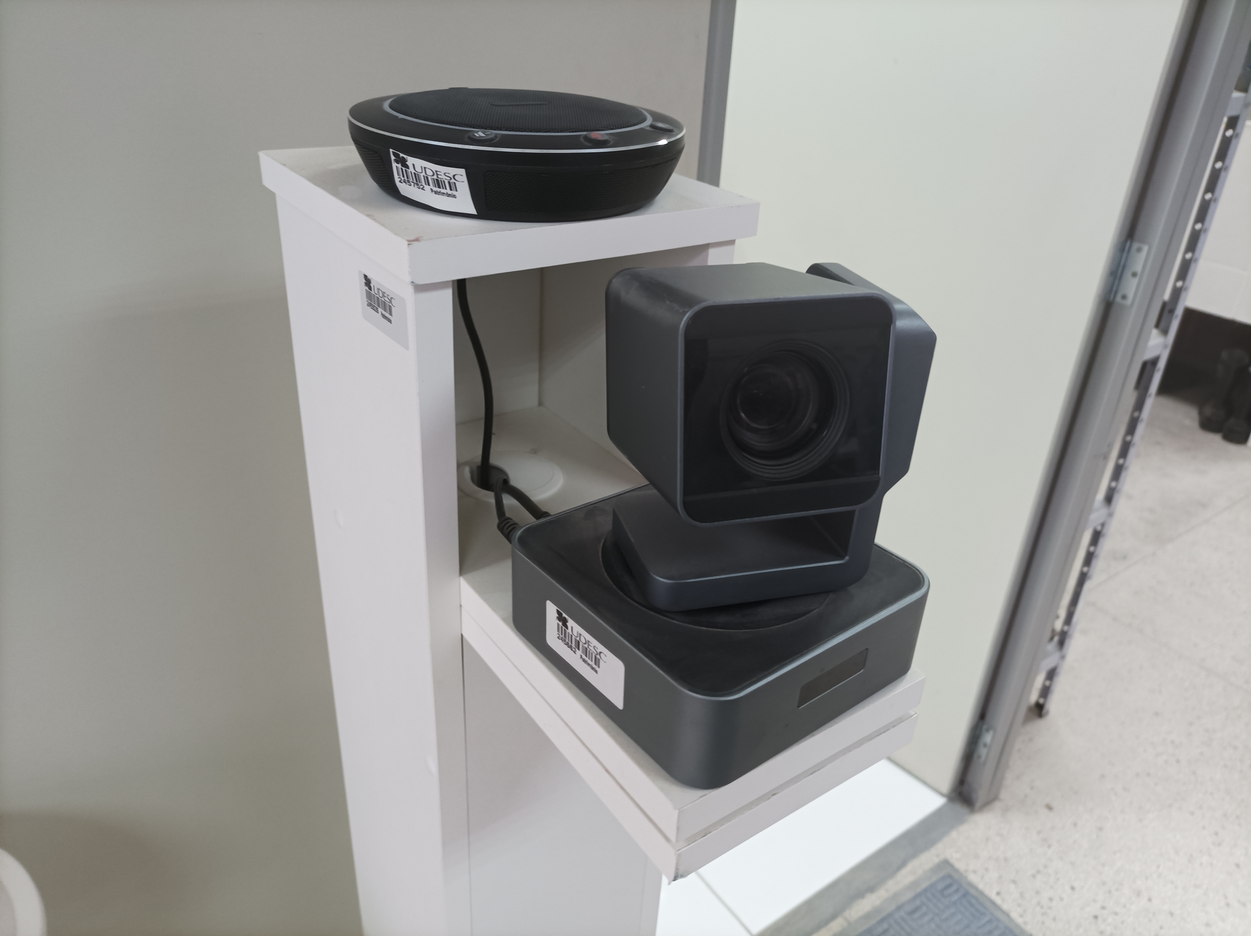 <p>Câmera e speaker para videoconferência</p>
