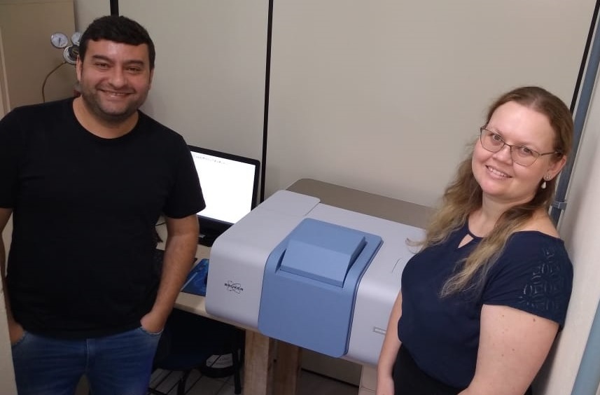 <p>04/12/2019 - Profs. Fernando Xavier e Karine Naidek durante a instalação do Espectrômetro de Infravermelho no LAI - Laboratório de Análise Instrumental</p>
