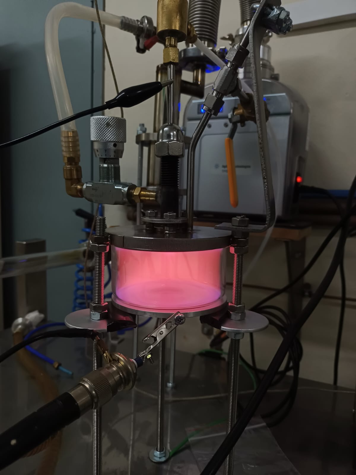 <p>Plasma de argônio gerado por fonte de radio-frequência em baixa pressão.</p>
