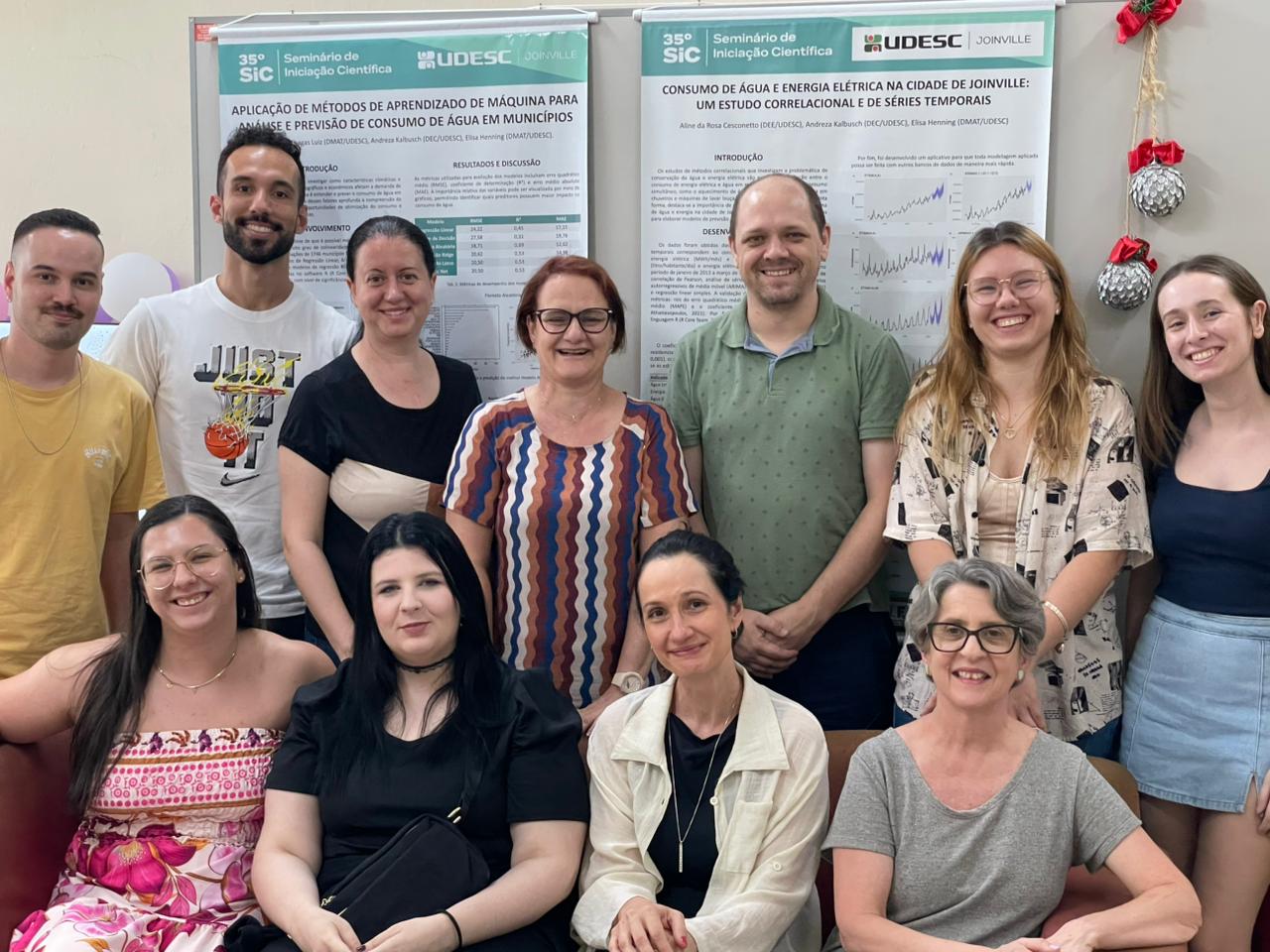 <p>Bolsistas e volunt&aacute;rios do Laborat&oacute;rio de Estudo da &Aacute;gua no Ambiente Urbano (LEAU) e do Laborat&oacute;rio de Estat&iacute;stica e Simula&ccedil;&atilde;o (LES)</p>
