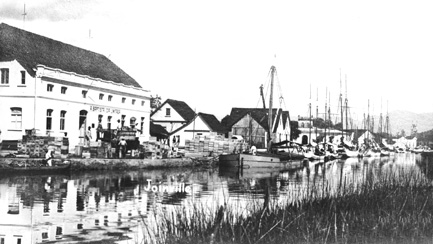 <p>Década de 1920 - Antigo Porto de Joinville - próximo ao Mercado Público Municipal. </p>

