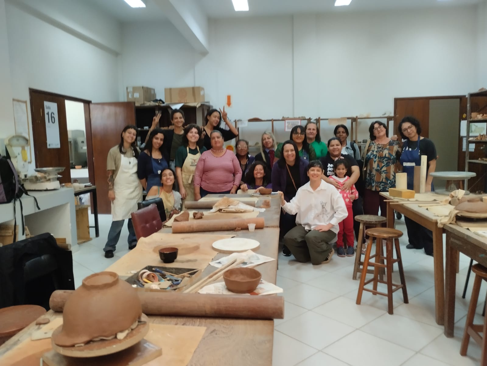 <h4>Projeto: <br />
<br />
<strong>Ammo - Oficina de Cerâmica com a Associação de Mulheres do Monte Cristo</strong><br />
<em>Programa de extensão realizado pelo: NupeArt Promove, Ceart Colaborativo e Laboratório Interdisciplinar de Formação de Educadores (LIFE).<br />
Coordenação da Oficina: Professora Drª. Luzia Renata Yamazaki</em></h4>
