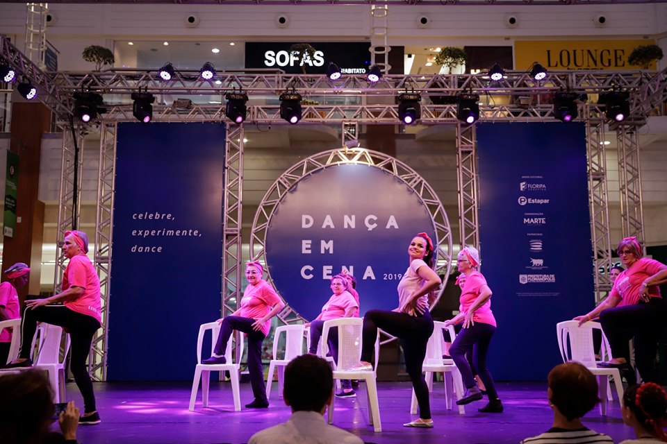 <h4><strong>Participação do grupo Mama Rosa no Dança em Cena 2019, realizado no Floripa Shopping. </strong></h4>
