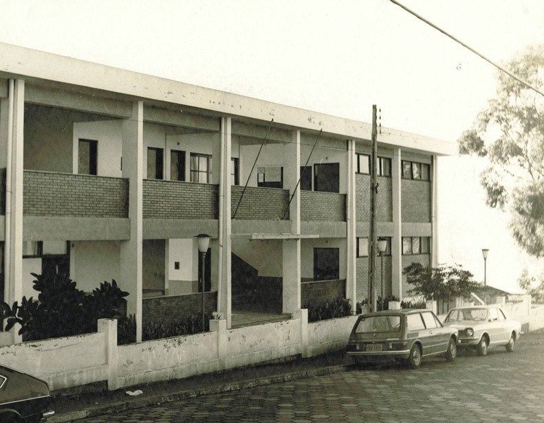 Fachada do primeiro prédio, em 1976