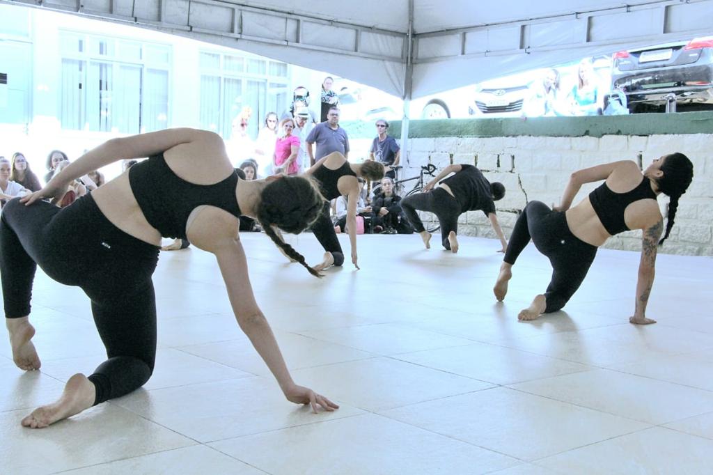 <p><strong>Apresentação de Dança Contemporânea. </strong></p>
