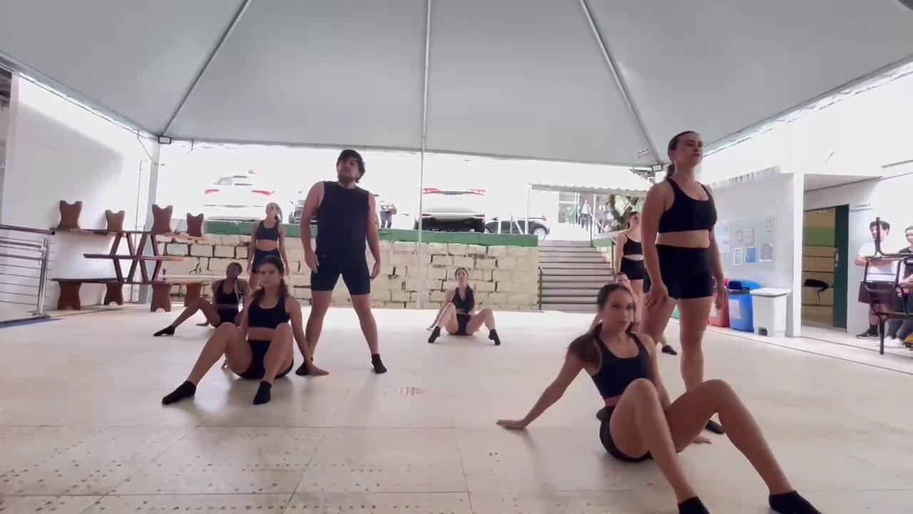 <p>Dia Internacional da dança, pátio do UDESC/CEFID. Coreografia: 