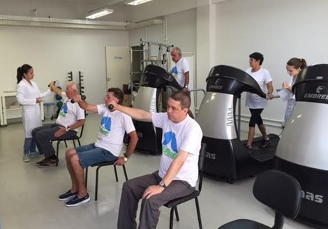 Pacientes do Programa de Reabilitação Pulmonar realizando treinamento aeróbio na esteira e treinamento de fortalecimento dos braços