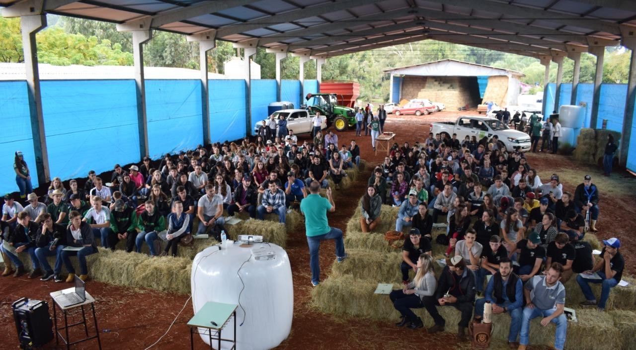 <p>Área de palestras do dia de campo feno e pré secado.</p>
