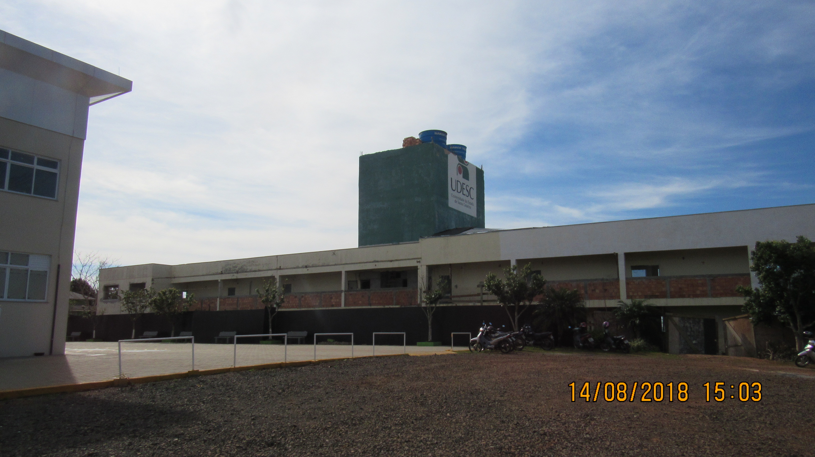 Vista frontal do prédio.