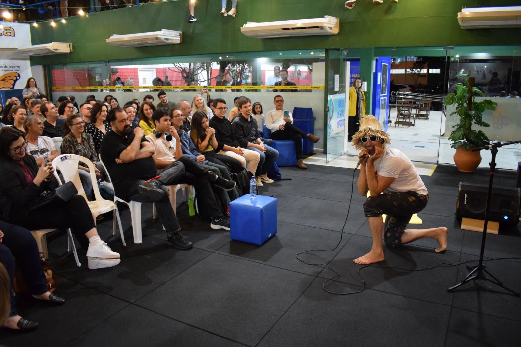 <p>Apresentação do músico e humorista Moriel Costa, com seu personagem "Darci", durante o Evento "Saúde Mental Importa", na Udesc Esag, em setembro de 2023</p>
