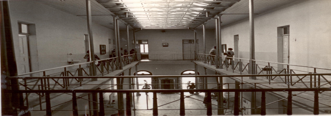 <p>Vista parte superior do prédio antigo da FAED e hall de entrada. (Foto: Arquivo FAED)</p>
